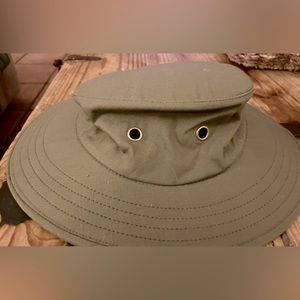 RARELY WORN!! GREAT CONDITION!! 
Boonie/Fishing/Sunshade Hat. ONE SIZE!!